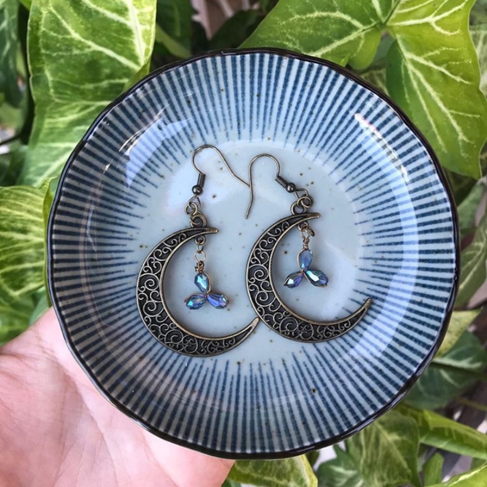 🌙 Crescent Moon Earrings